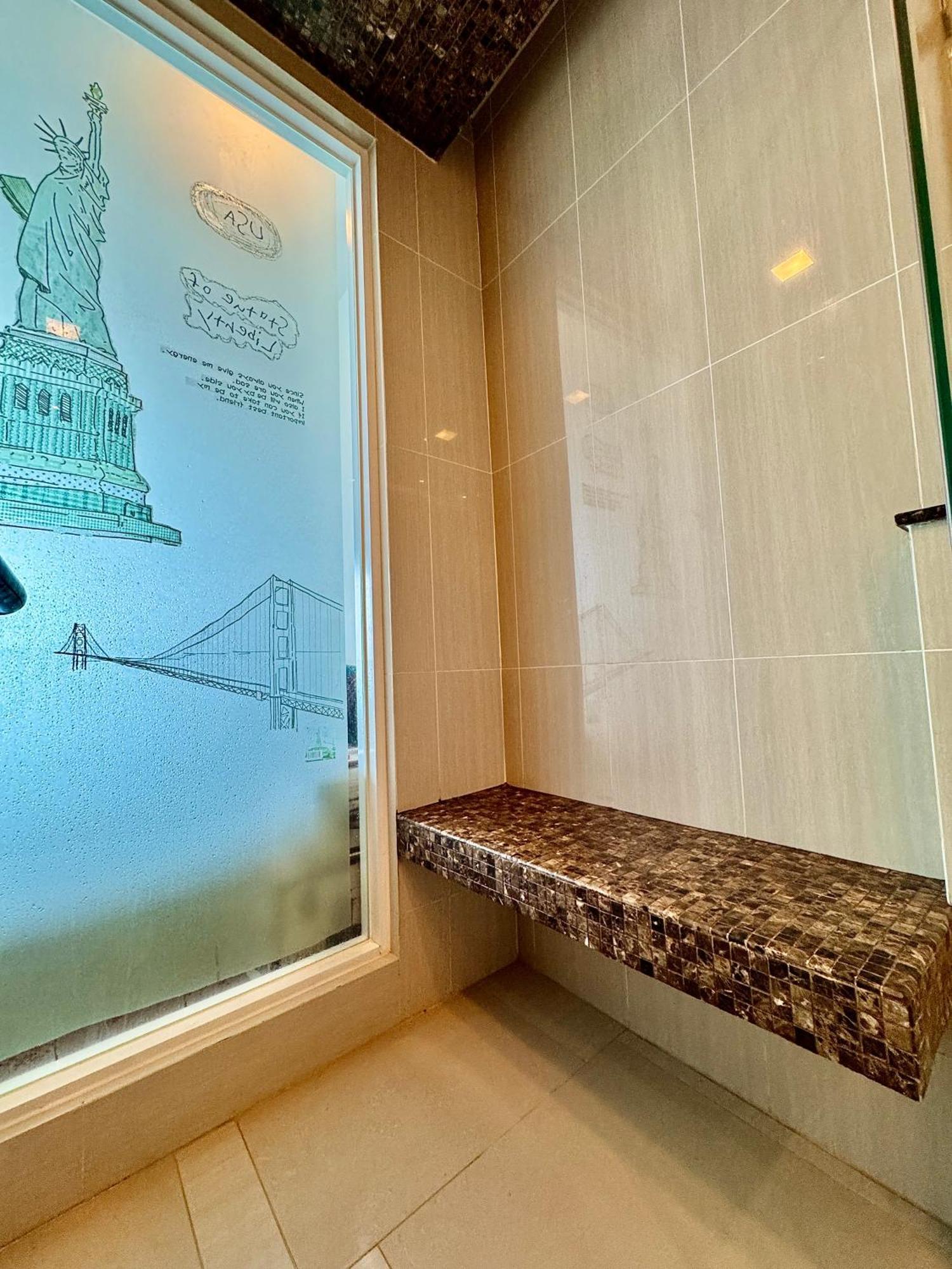 The Palm Wongamat ,world Class Luxury Seaview Condo, Private The Sanctuary Of Truth Apartment *