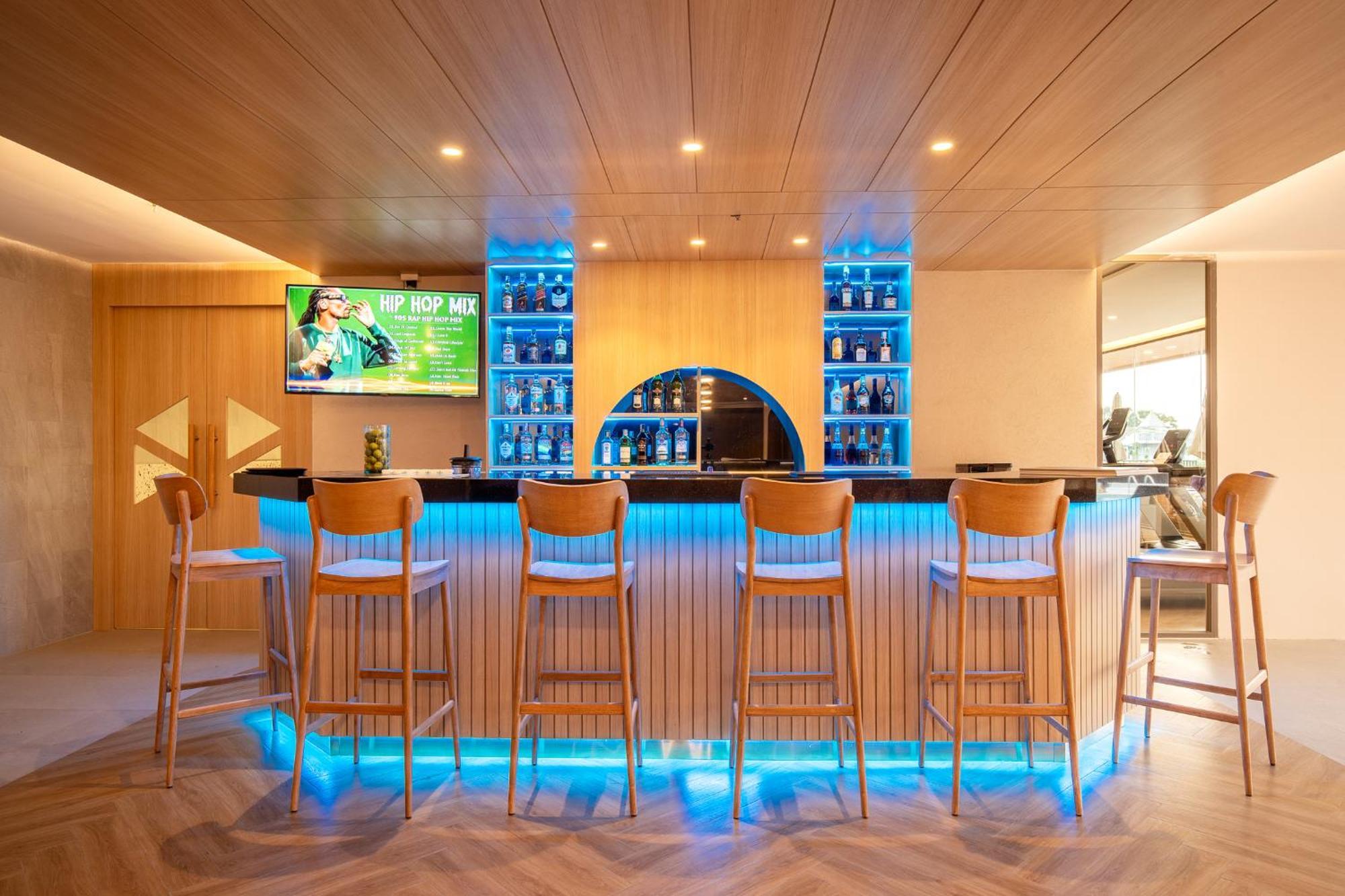 Thani Hotel