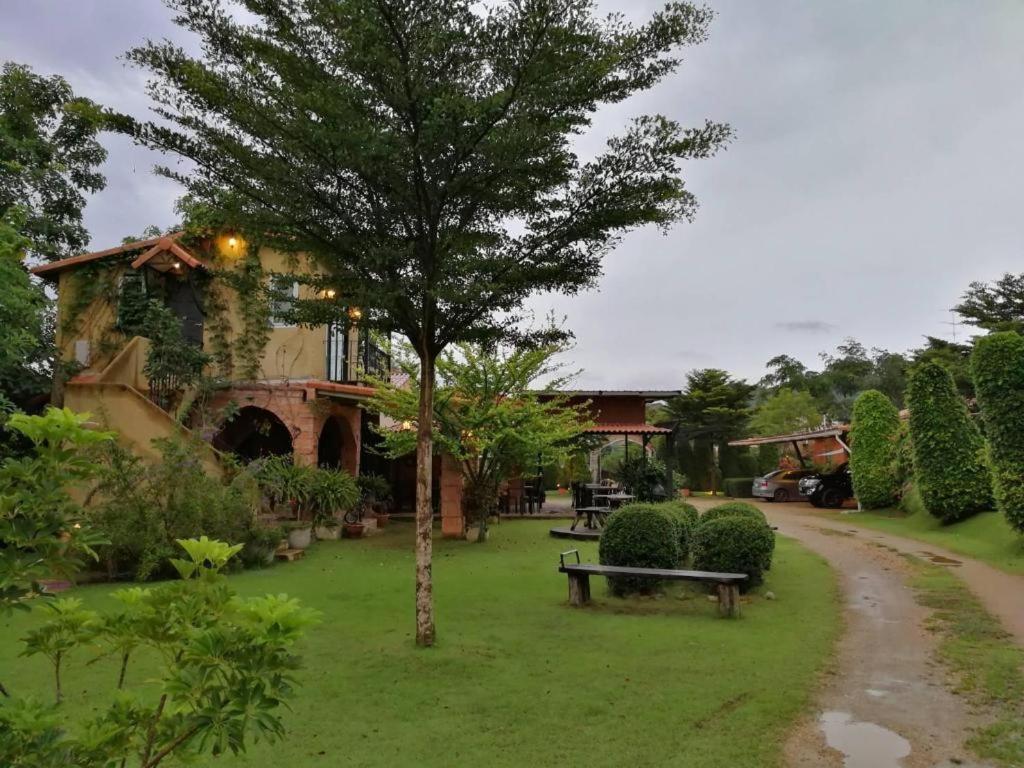 Resort Tuscany Country Suan Phueng