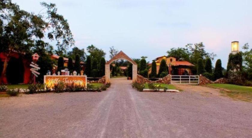 Resort Tuscany Country Suan Phueng