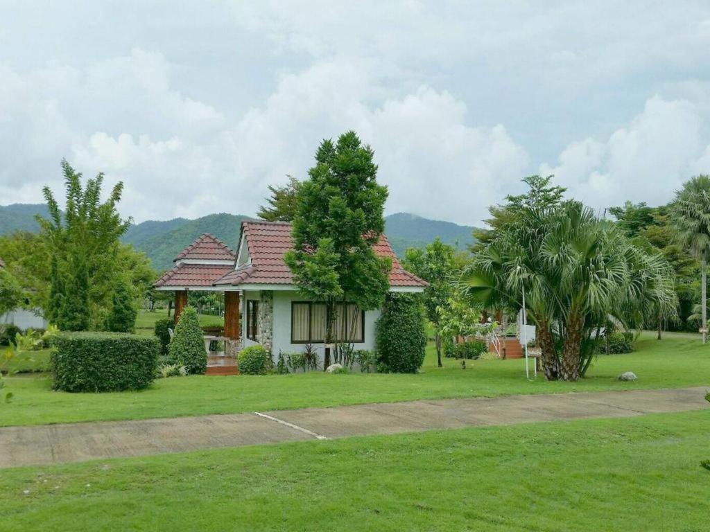Tanaosri & Creekside Resort Suan Phueng