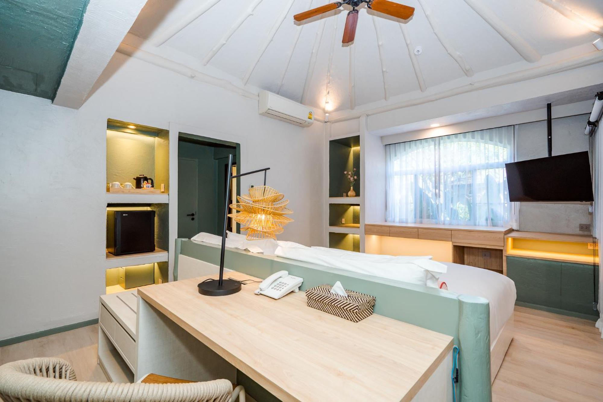 Davinia Hua Hin