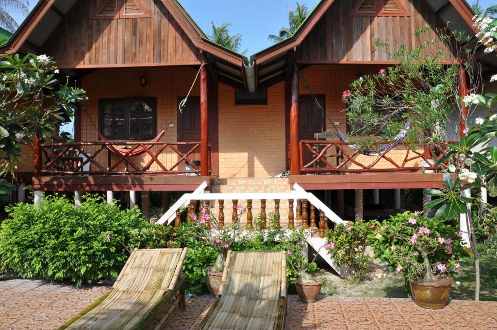 Charm Beach Resort 2*