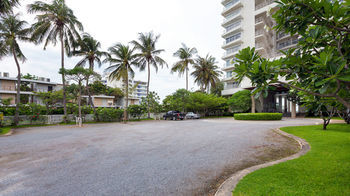 Baan Tiewklurn Beachfront Condomium Hotel