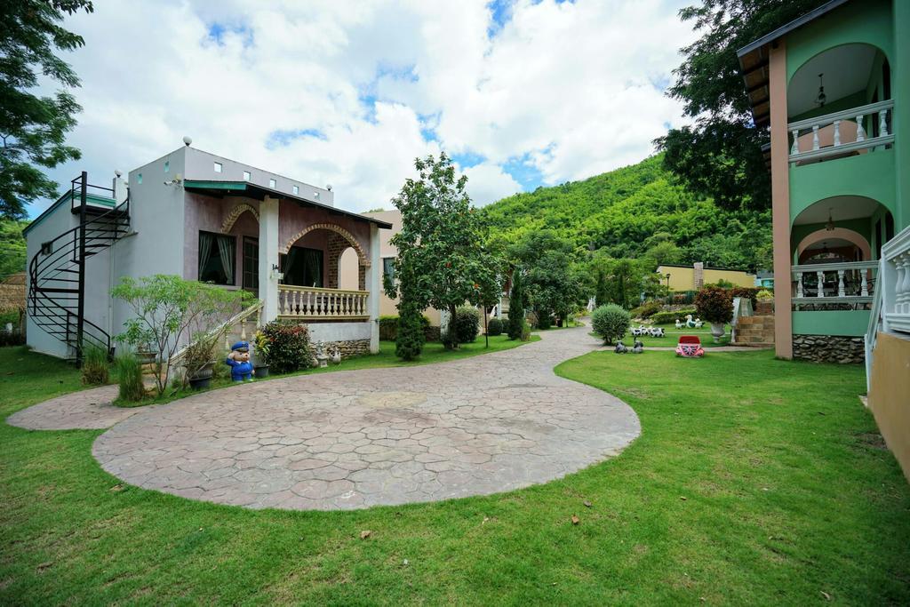 Resort Stamp Hills Suan Phueng