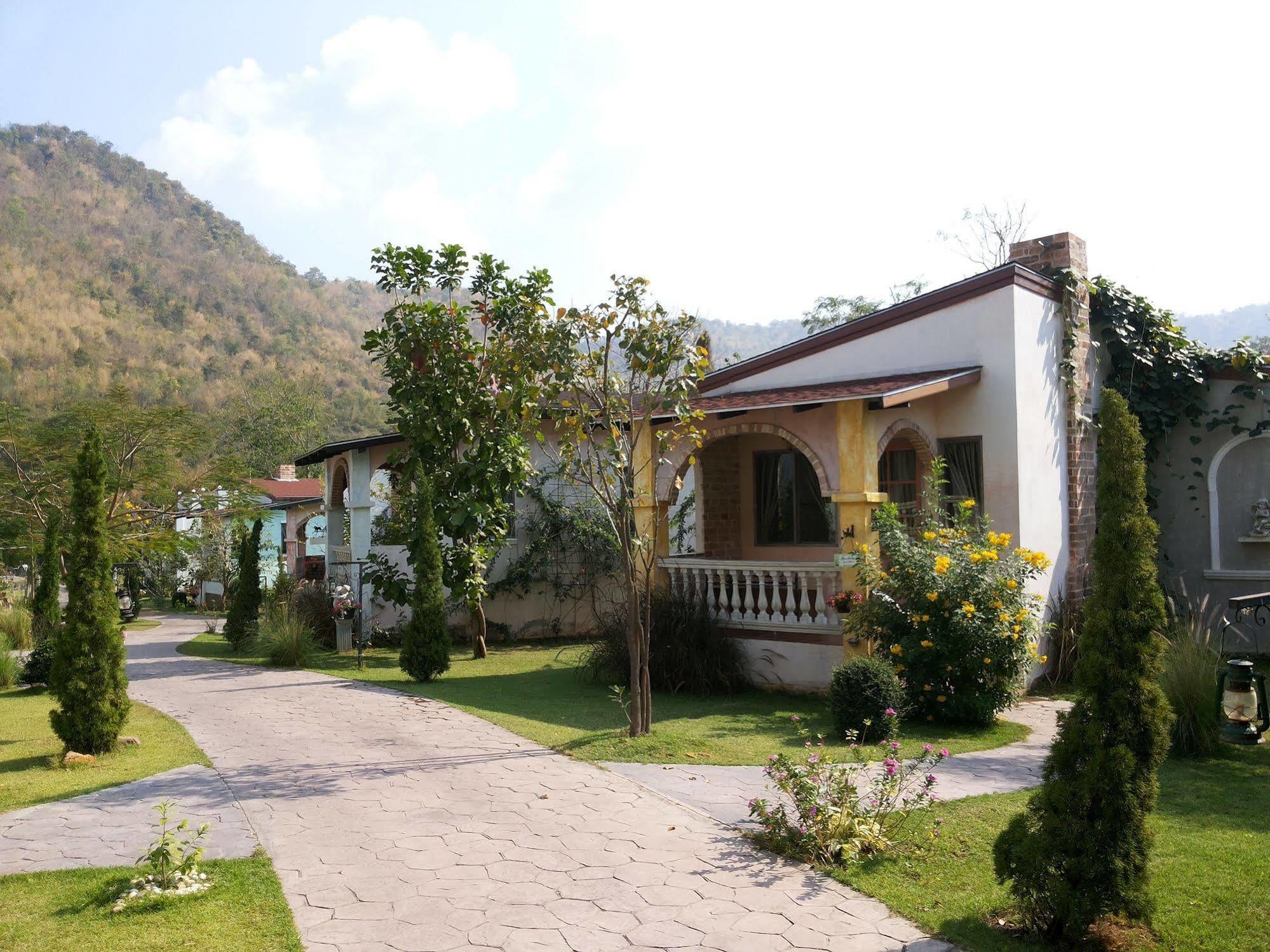 Resort Stamp Hills Suan Phueng