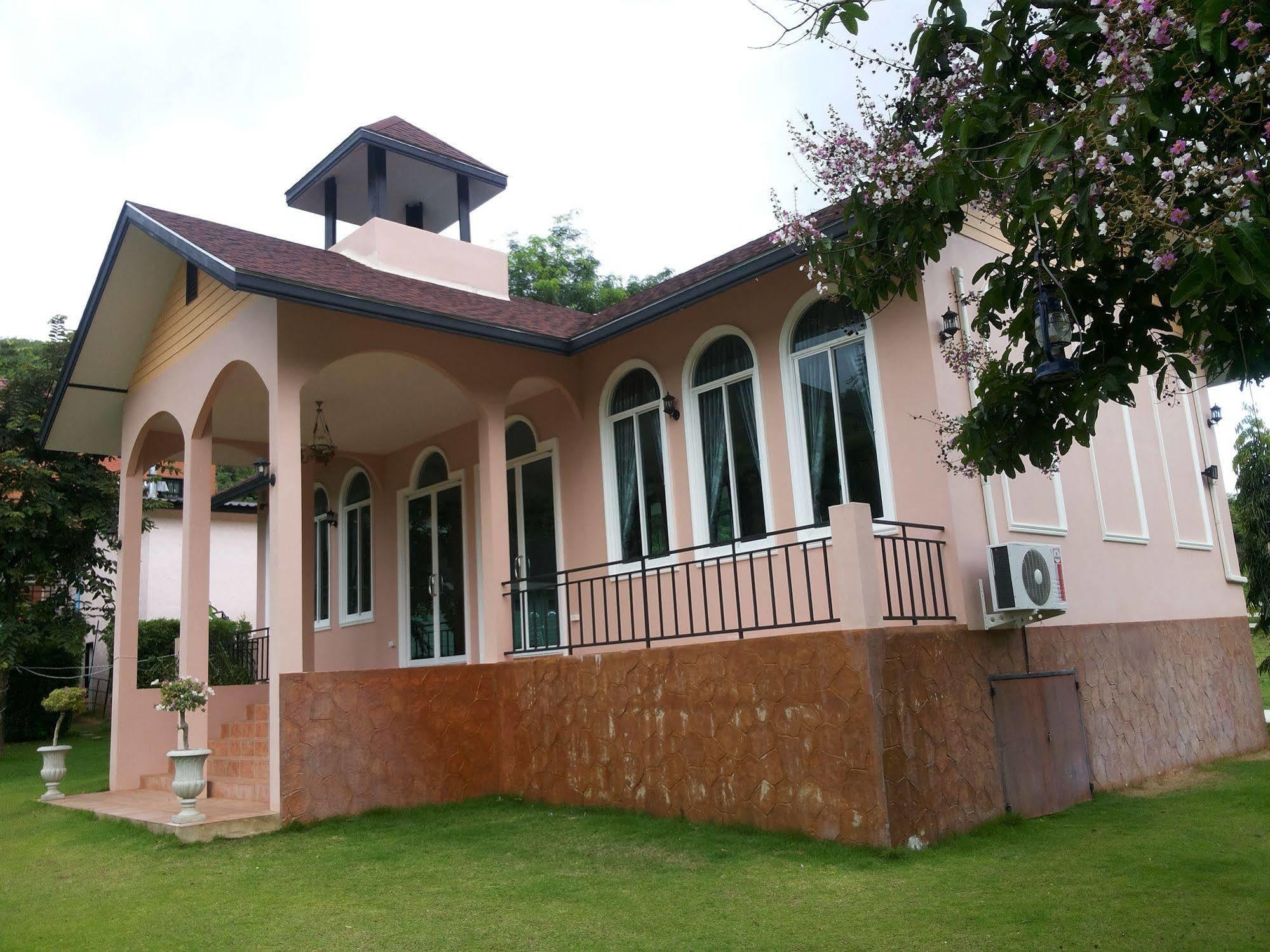 Stamp Hills Resort Suan Phueng