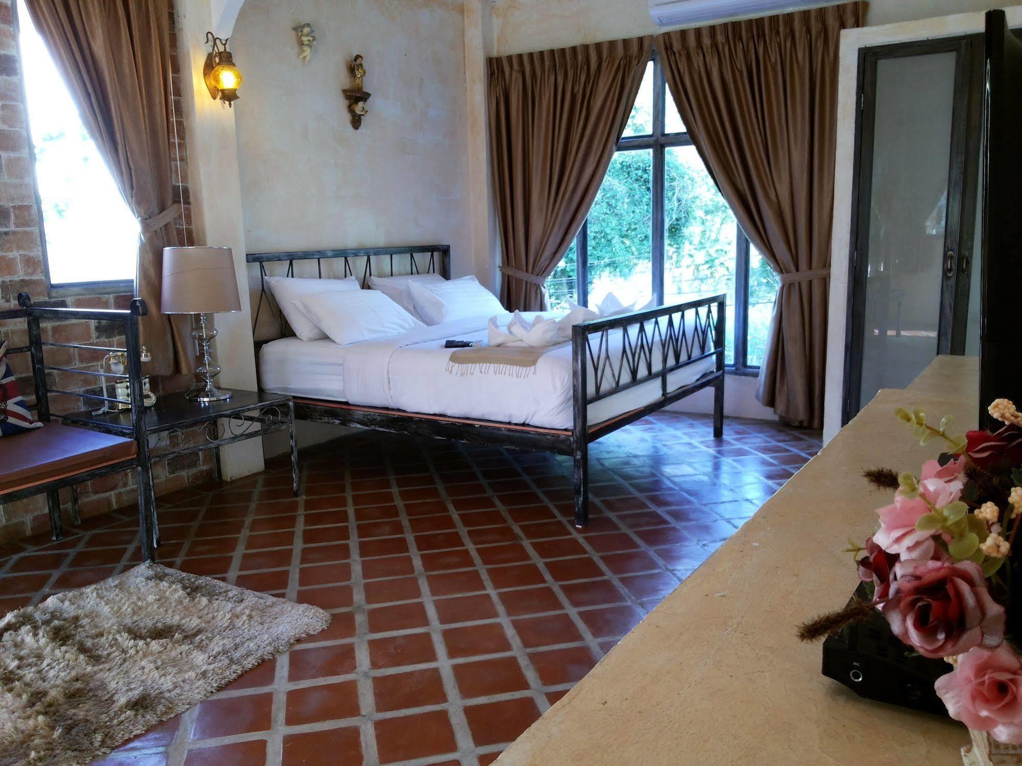 Stamp Hills Resort Suan Phueng