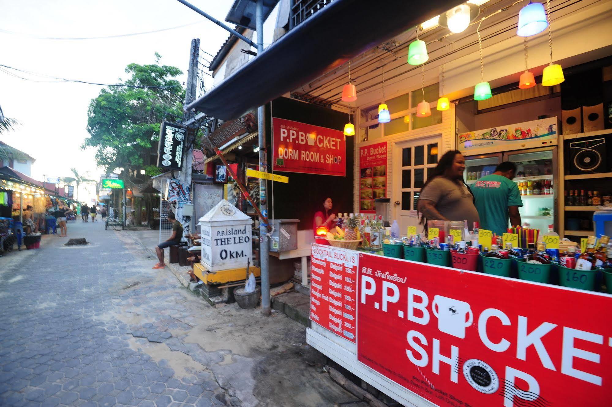 Bucket Hostel *