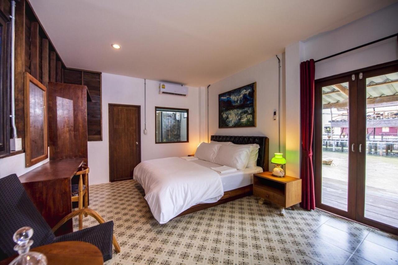 Lanta Harbour Hostel *