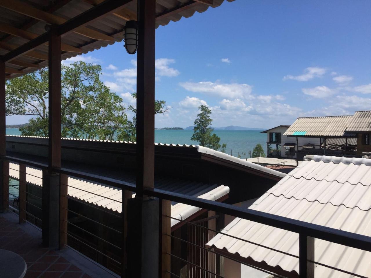 Lanta Harbour Hostel *