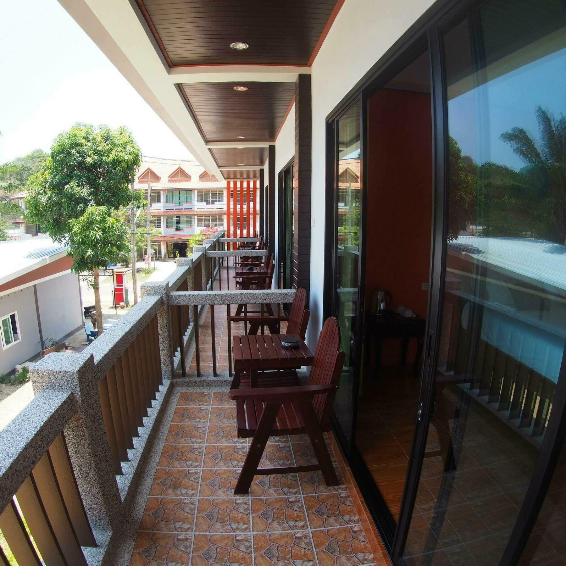 Phongpipat Lanta Mansion 2*