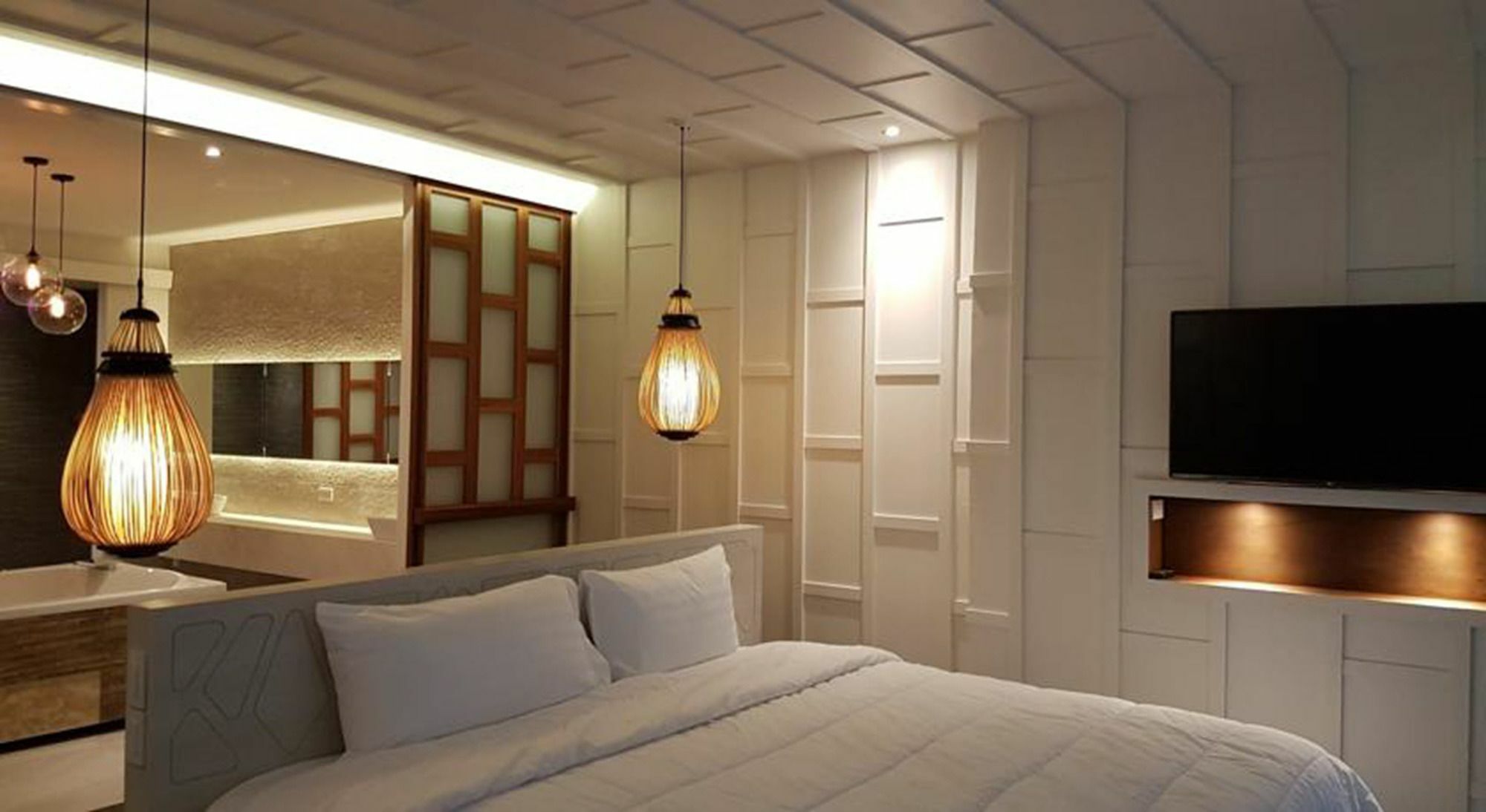 Whale - Sha Hotel HHQ
