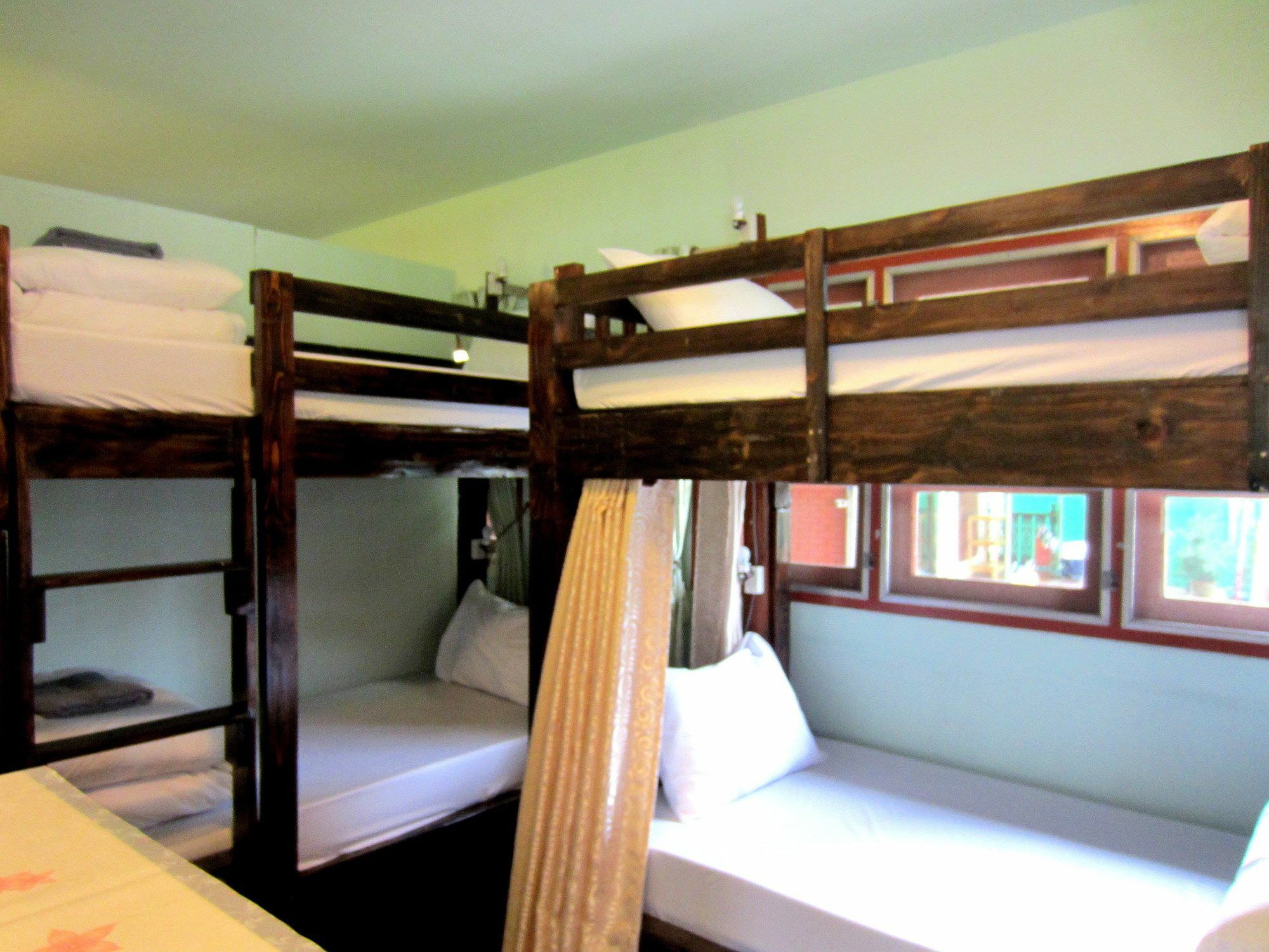 Sakura House Hostel *