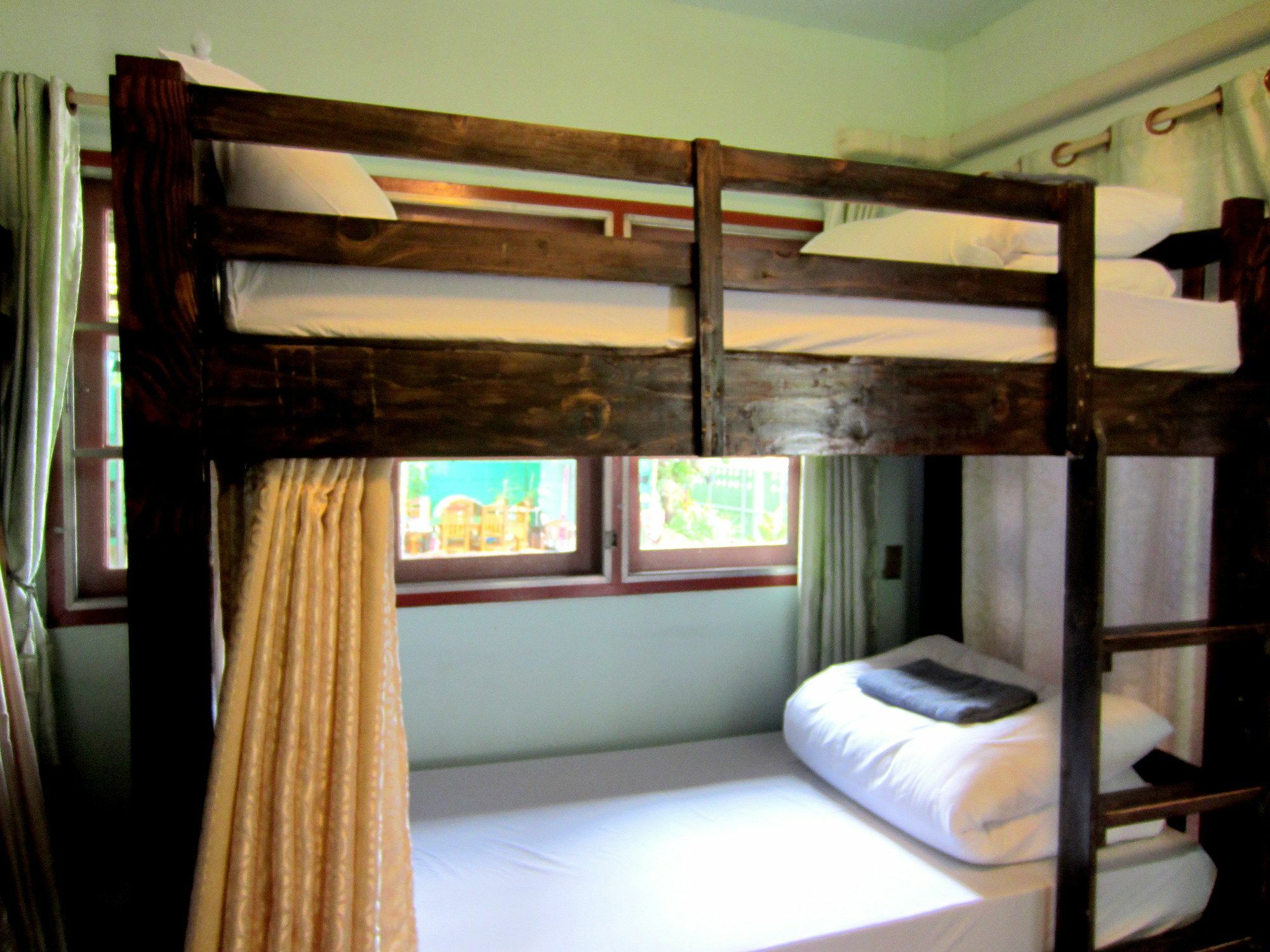 Sakura House Hostel *