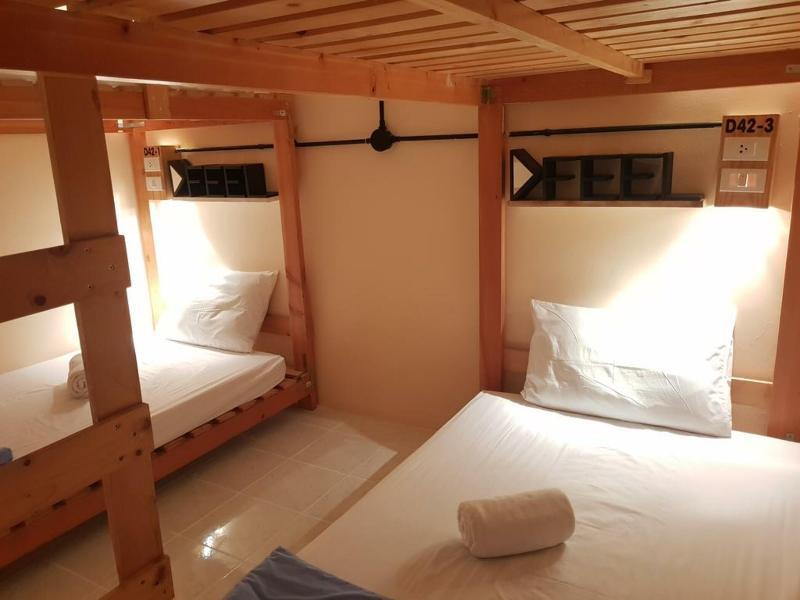 Hostel Dfeel House *